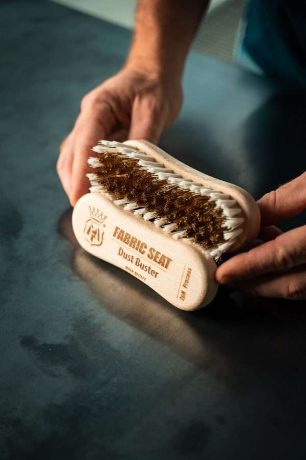 Labocosmetica FABRIC SEAT DUST BUSTER birste efektīvai auduma apdares tīrīšanai – attēls 3