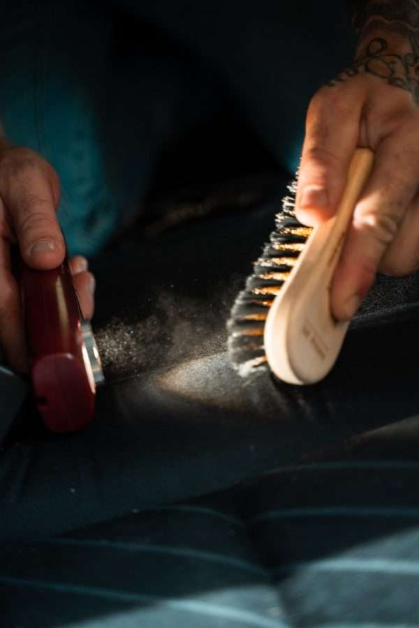 Labocosmetica FABRIC SEAT DUST BUSTER birste efektīvai auduma apdares tīrīšanai – attēls 4